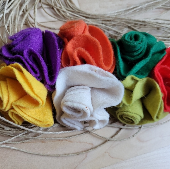 Felt Flower Necklace - Picture 2 of 5